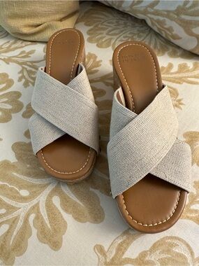 NWOT Donald Pliner Summer Wedge Sand